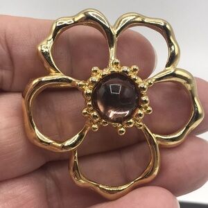 Chic Gold Flower Brooch w/ Cabochon